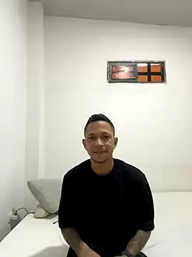 YU-KI00 – webcam model profile photo Image 6