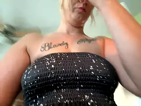 _MiaQueen_ – webcam model profile photo Image 10