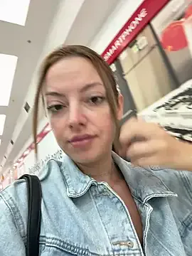  – webcam model profile photo Image 18