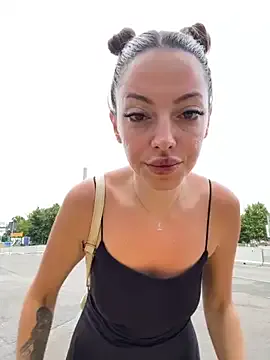  – webcam model profile photo Image 8