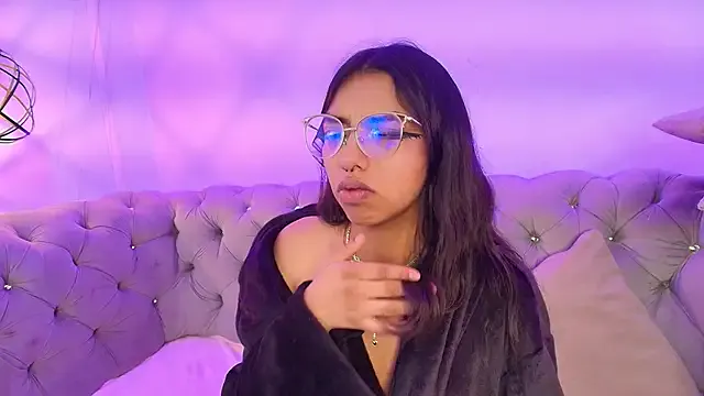 LynBardon – webcam model profile photo Image 9