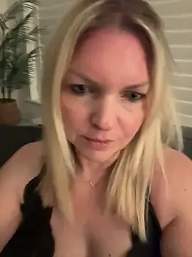 NATINATU252525 – webcam model profile photo Image 3