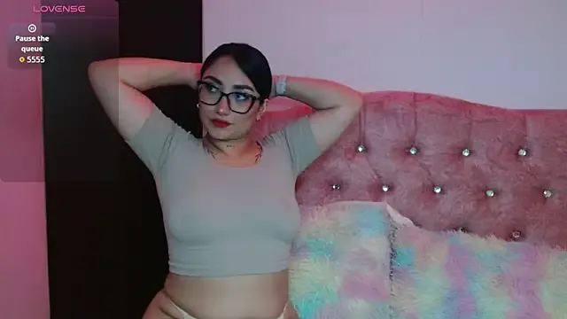 LT-333 – webcam model profile photo Image 18