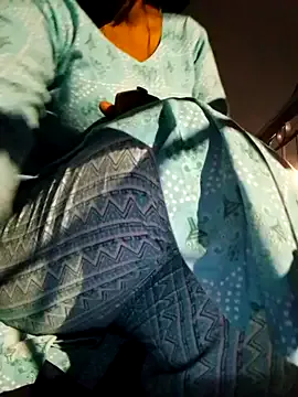 Khadija37 – webcam model profile photo Image 7