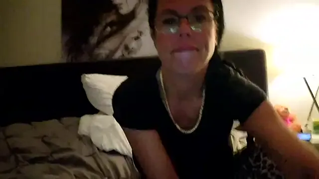 roouse – webcam model profile photo Image 6