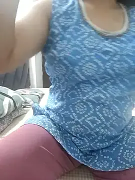 LilyBerryy – webcam model profile photo Image 2