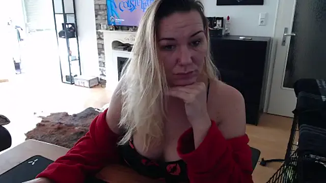 amor_smith_ – webcam model profile photo Image 9