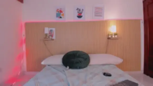 Petite_minette30 – webcam model profile photo Image 6