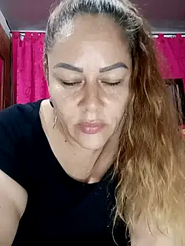 roouse – webcam model profile photo Image 8