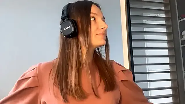 Mia_spicyy – webcam model profile photo Image 2