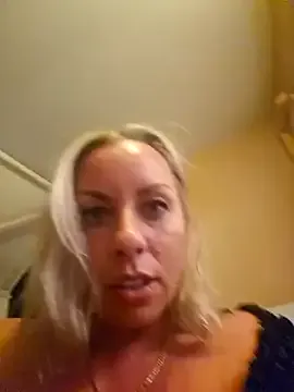 roouse – webcam model profile photo Image 12