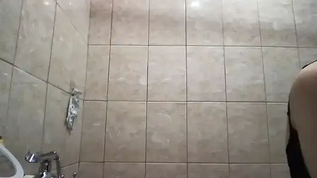 roouse – webcam model profile photo Image 12