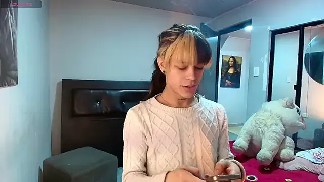 roouse – webcam model profile photo Image 3