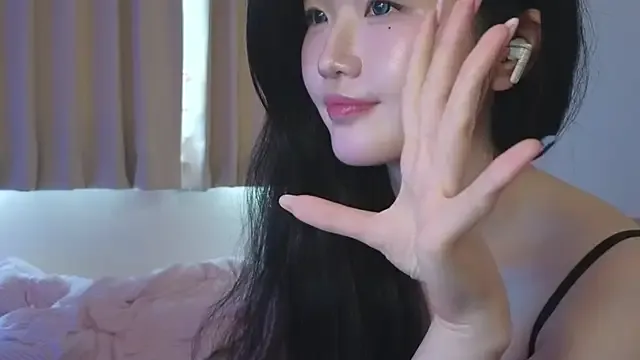 roouse – webcam model profile photo Image 10