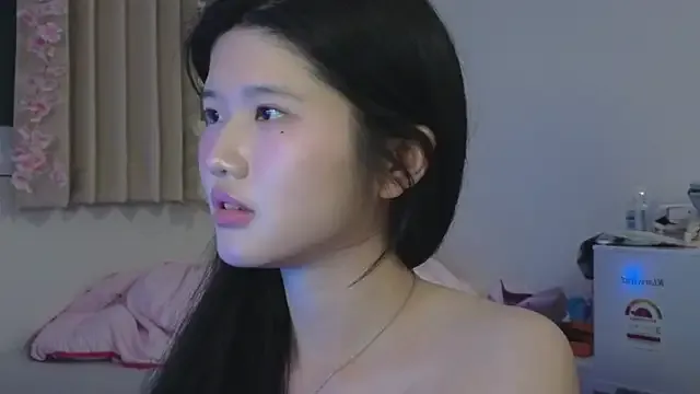 roouse – webcam model profile photo Image 3