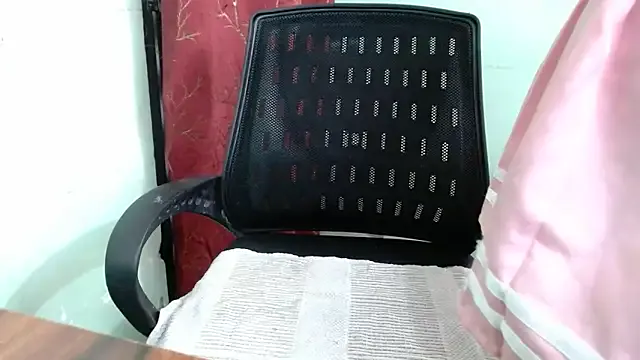 roouse – webcam model profile photo Image 12