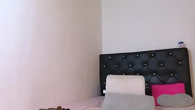 roouse – webcam model profile photo Image 12