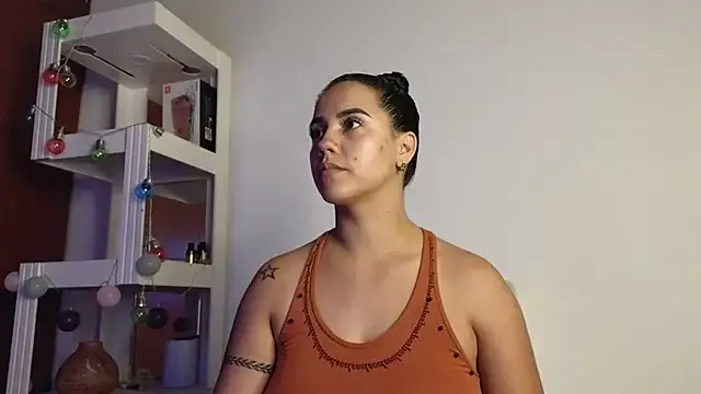 roouse – webcam model profile photo Image 3