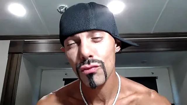 roouse – webcam model profile photo Image 5