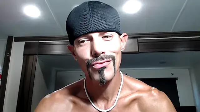roouse – webcam model profile photo Image 9