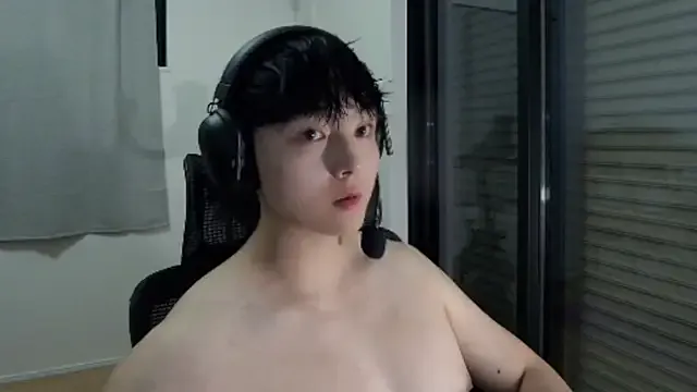  – webcam model profile photo Image 18
