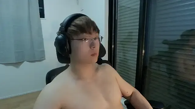  – webcam model profile photo Image 4