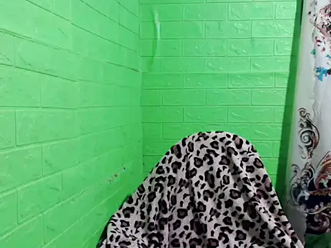 roouse – webcam model profile photo Image 5