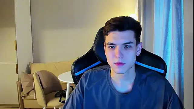 roouse – webcam model profile photo Image 4