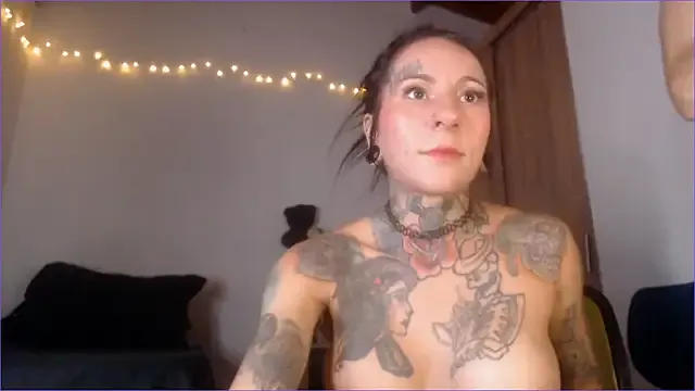 roouse – webcam model profile photo Image 3