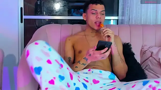 roouse – webcam model profile photo Image 4