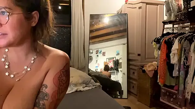 roouse – webcam model profile photo Image 2