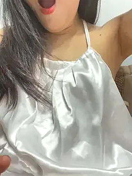 roouse – webcam model profile photo Image 3