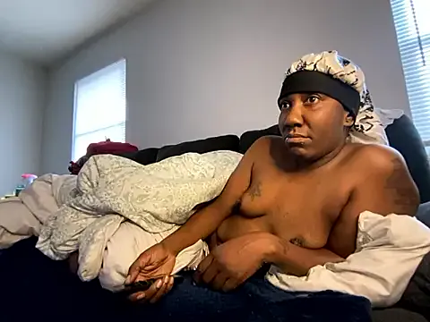 roouse – webcam model profile photo Image 12