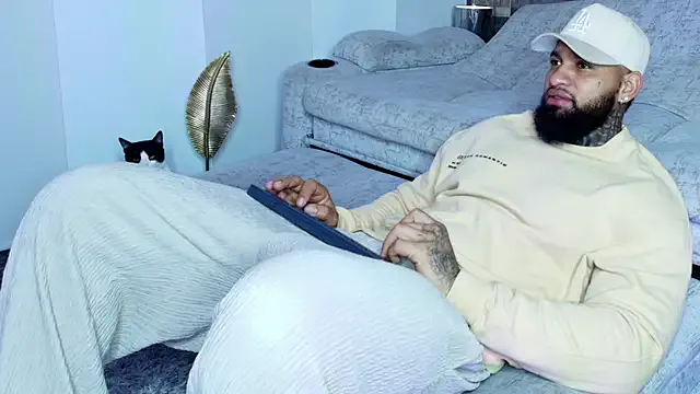 roouse – webcam model profile photo Image 17