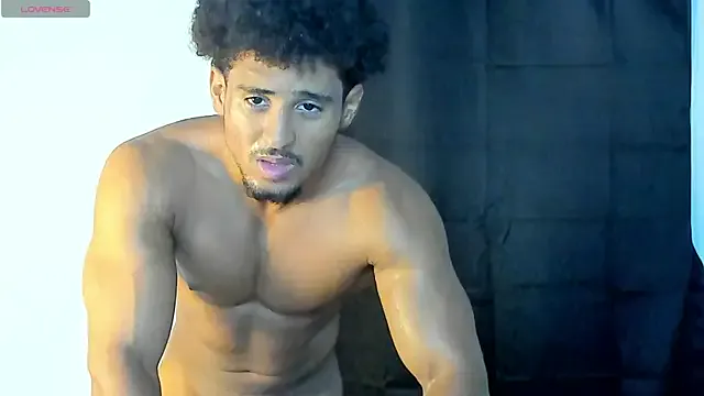 roouse – webcam model profile photo Image 4