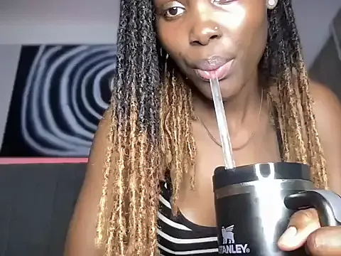 roouse – webcam model profile photo Image 10