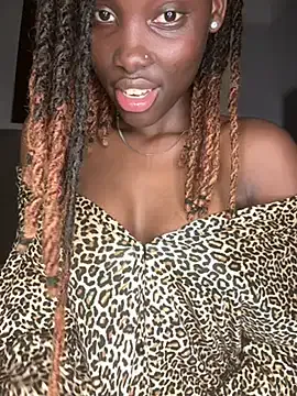 roouse – webcam model profile photo Image 4